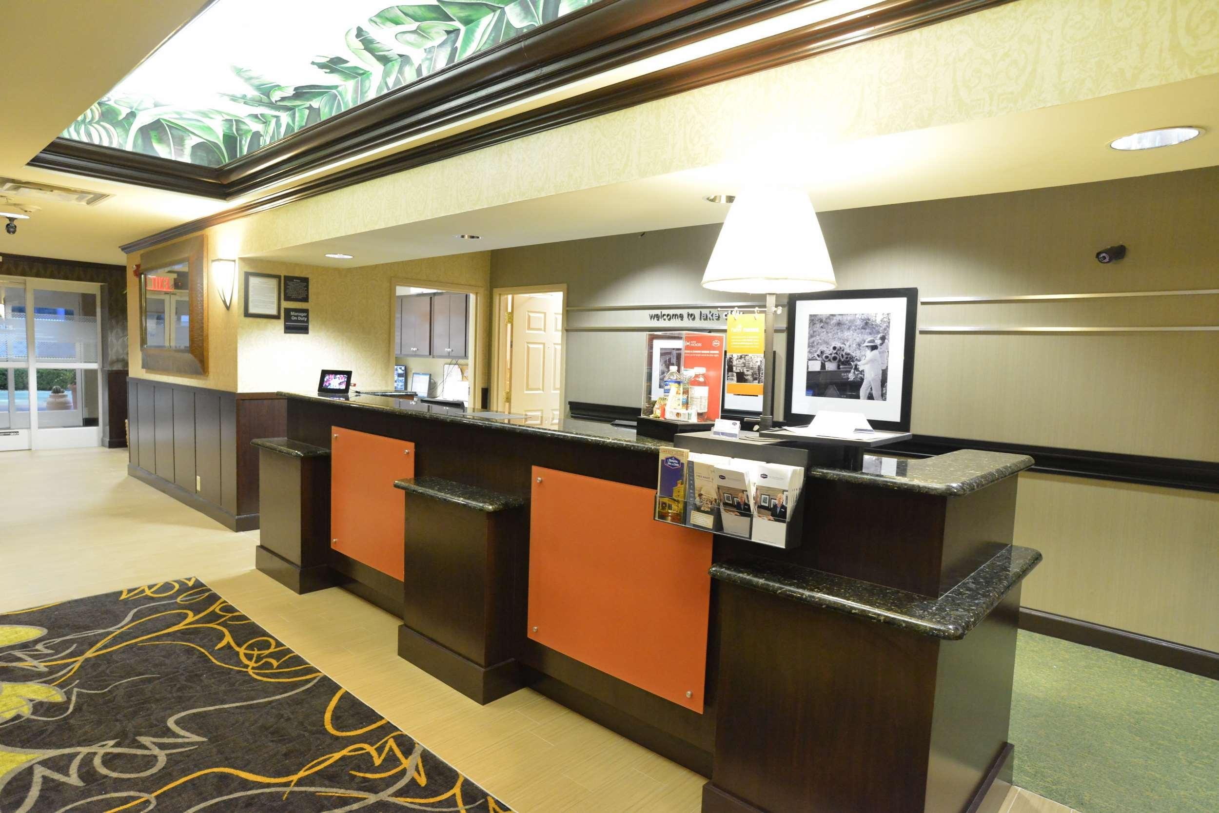 Hampton Inn & Suites Lake Stadt Exterior foto